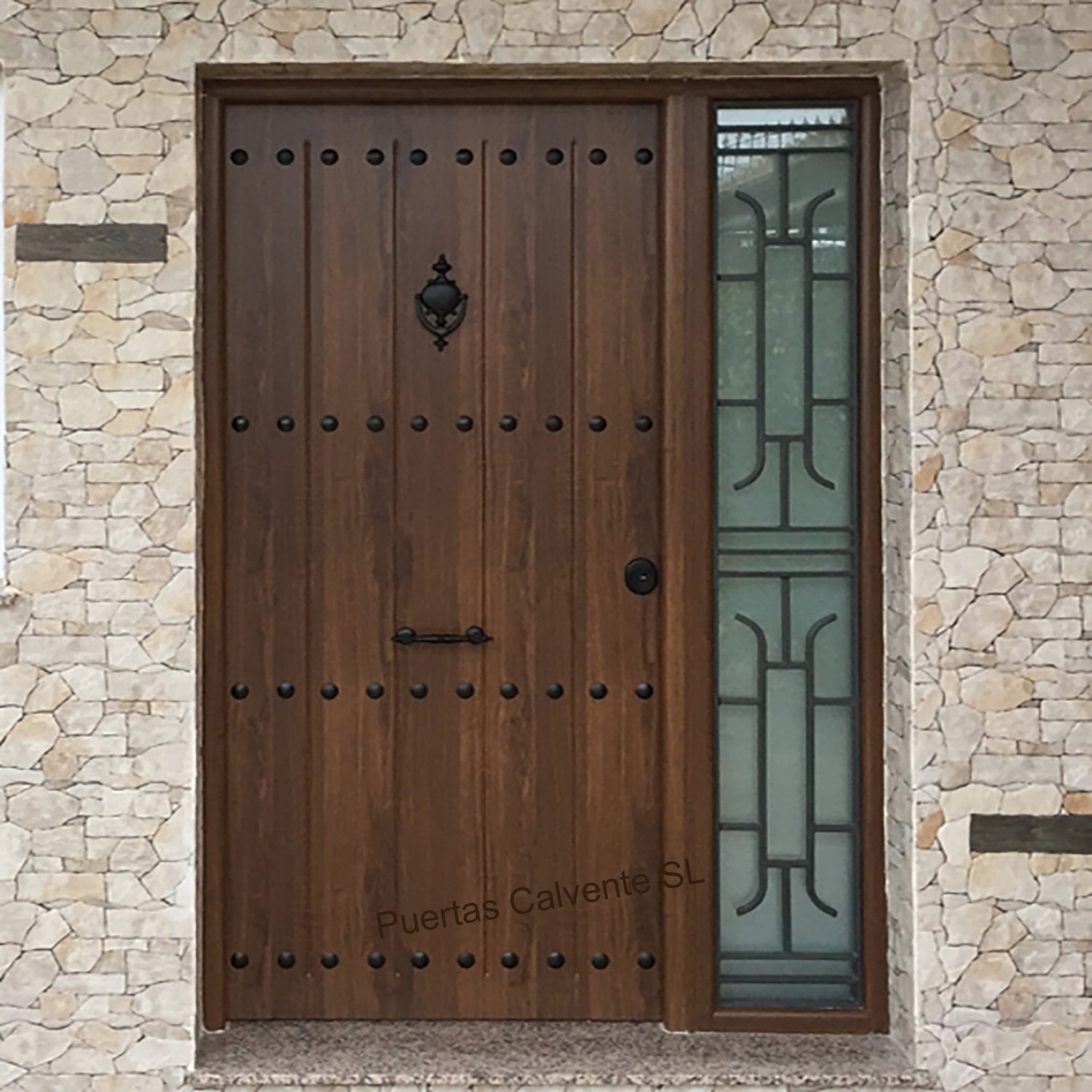 Puerta para exterior sencilla - Duelas de cumarú + fijo lateral de vidrio