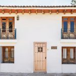 Puerta de Entrada de Madera de Pino Clavos con ventanilla - Puertas Calvente